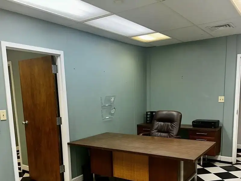 Office Building for Sale or Lease Near Port - 4100 Sq Ft with Conference Room and Parking
