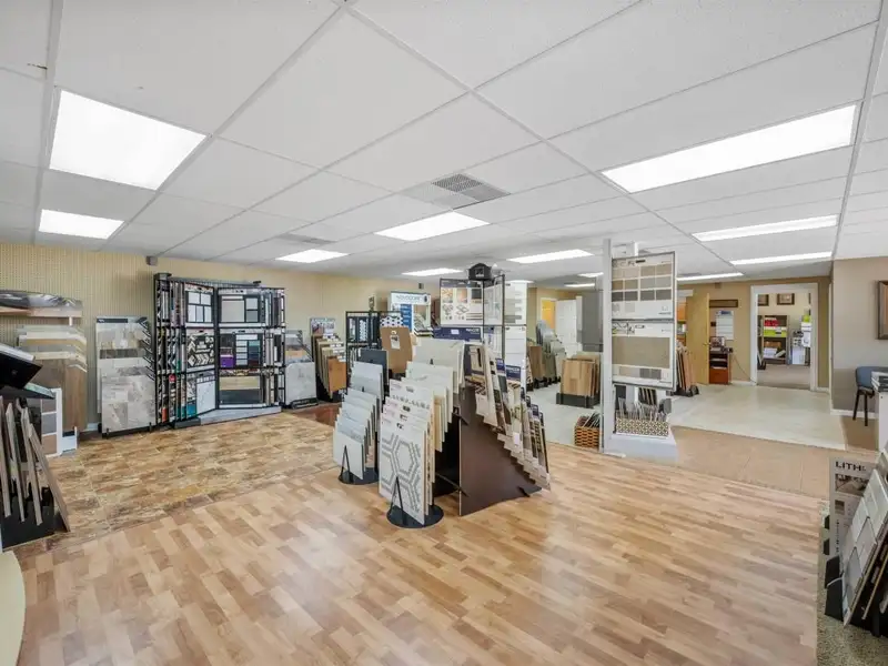 Commercial Property with Showroom and Warehouses on Us Hwy 100 W