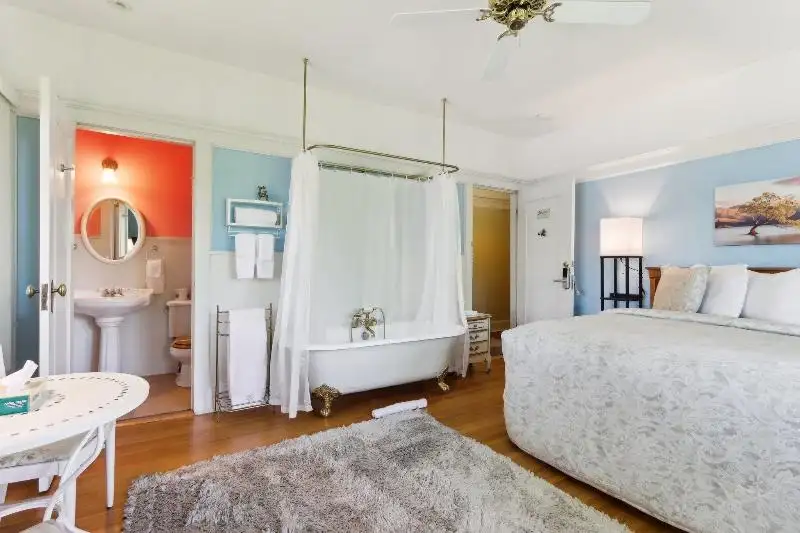 Turnkey B&b and Event Center in Wisconsin Dells with 17 Guest Suites