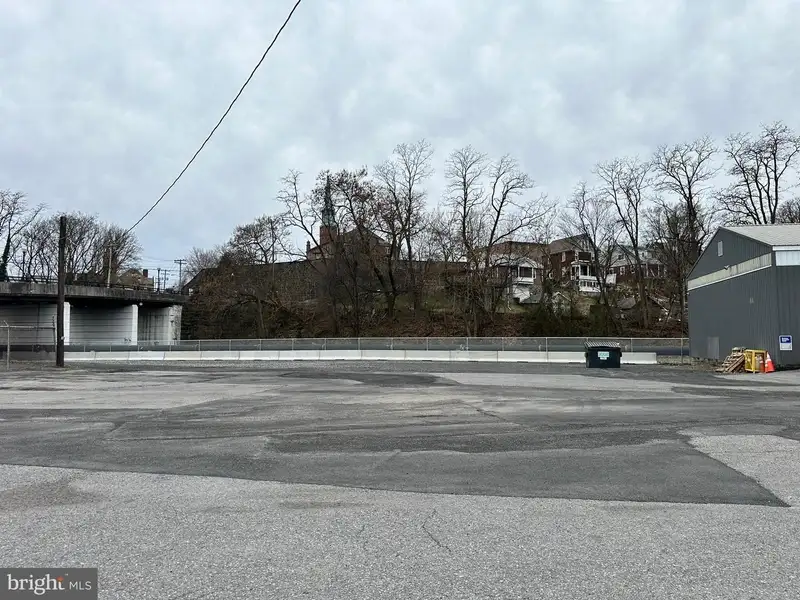 Industrial Building with 6 Bay Truck Repair Facility on 1.47 Acres Near Downtown