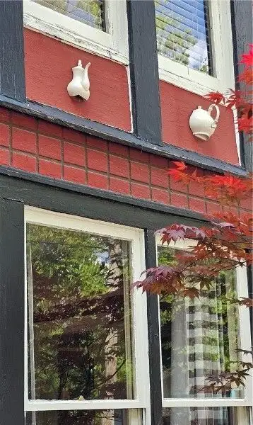 Charming Airbnb Cottage on Historic Loop with Upgrades and Large Entertaining Deck