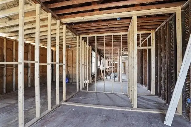 Versatile Commercial Property Near Downtown – 7,000 Sq Ft with Multiple Utilities and Parking