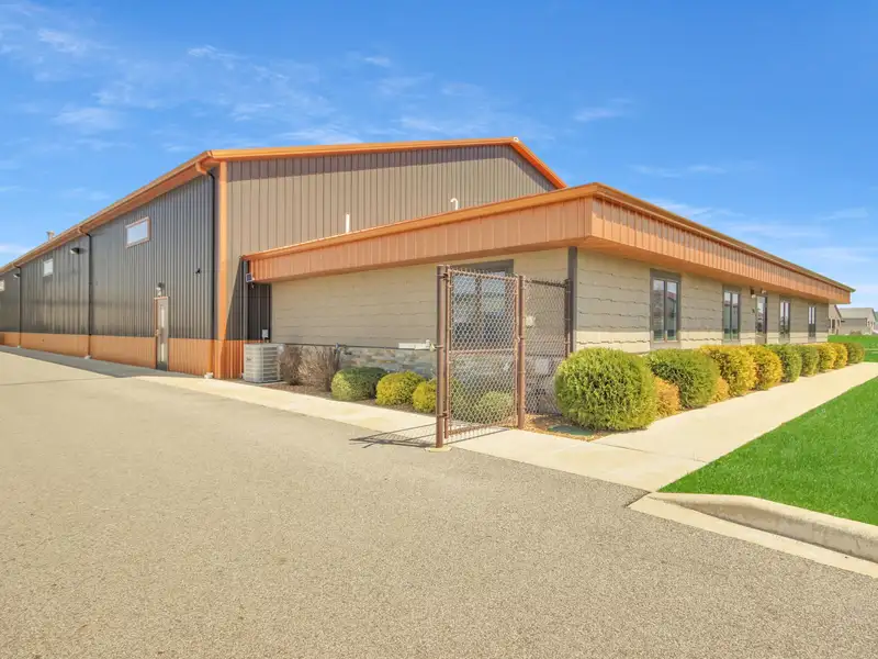 For Lease: Two 12,000 Sqft M1 Office/warehouse Buildings in South Lake County, In