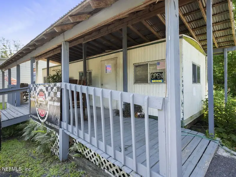 Mixed-use Parcel with Buildings, Ideal for Auto Repair or Sales in Convenient Location