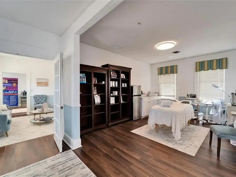 Office Suites in Hyde Park with Conference Rooms and Ample Parking