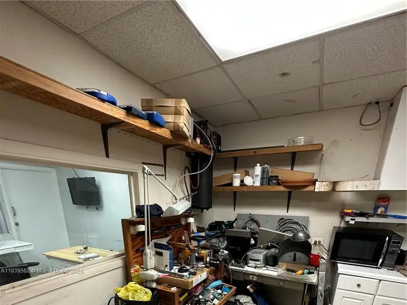 Established Jewelry Store with Rare Pawn License in High-traffic Location