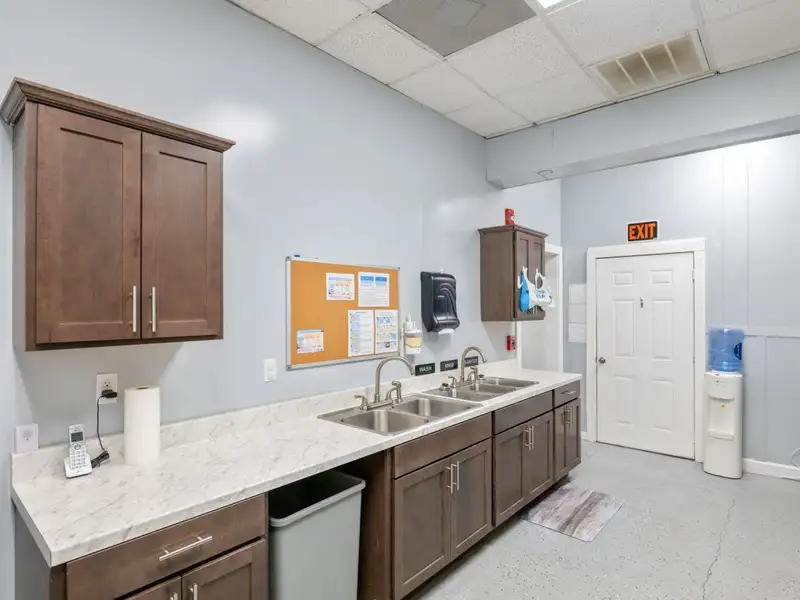 Versatile 2400 Sq Ft Commercial Building in Scotts Hill with Expansion Potential
