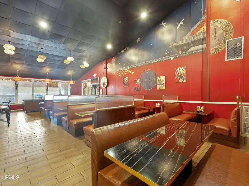 Remodeled Mid-island Restaurant with New Equipment and Outdoor Dining Area