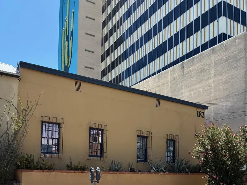 Ground Floor Office Complex with Reception and Studio Apartment in El Presidio District