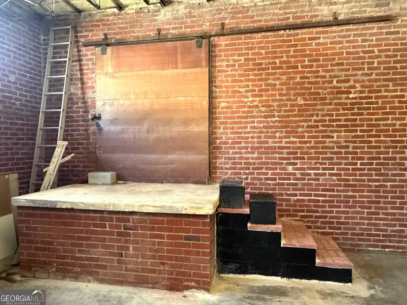 Versatile 5,000 Sq Ft Warehouse Near Downtown Gainesville with Dock and Roll-up Doors