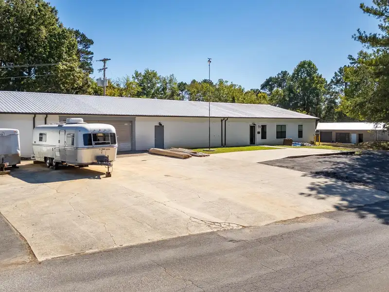 3,600 Sq Ft Commercial/industrial Unit for Lease with Offices and Large Work Area