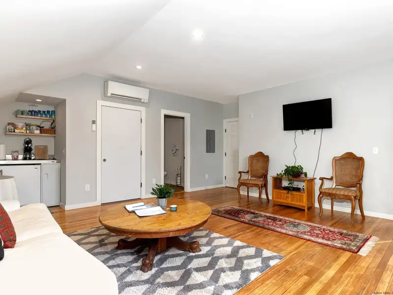 Renovated Pub and Hotel in Prime Woodstock Location with Restaurant and Apartments