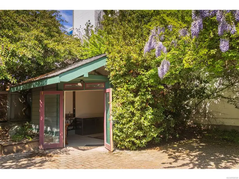 Turnkey Victorian Guest House in Songhees - 5 Suites, Steps from Seawall