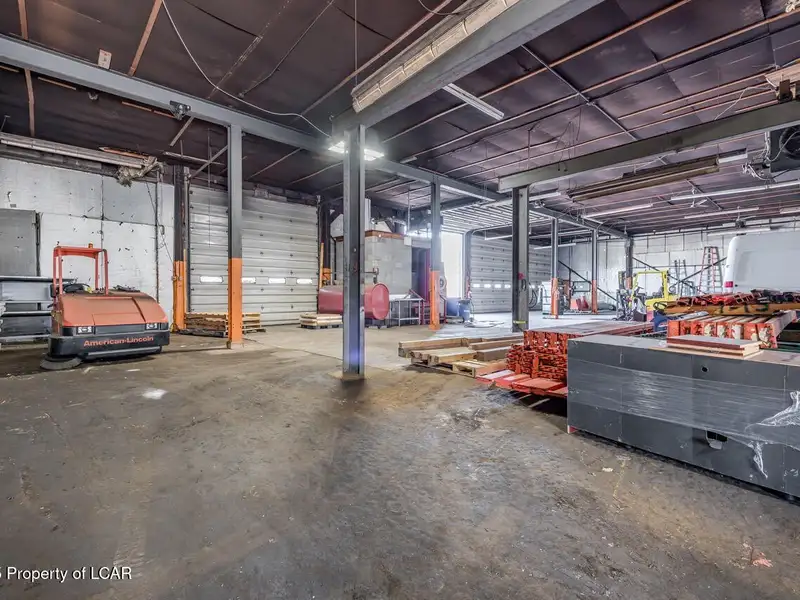 6000 Sq Ft Mechanical Garage with Overhead Doors in Prime Business Location