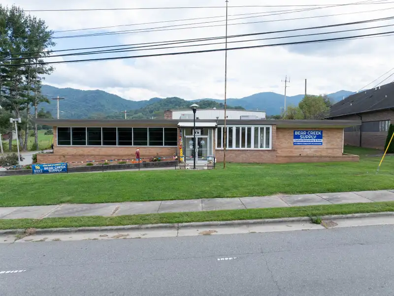 Office and Warehouse Facility in Waynesville Business Park with 9,000+ Sq. Ft.