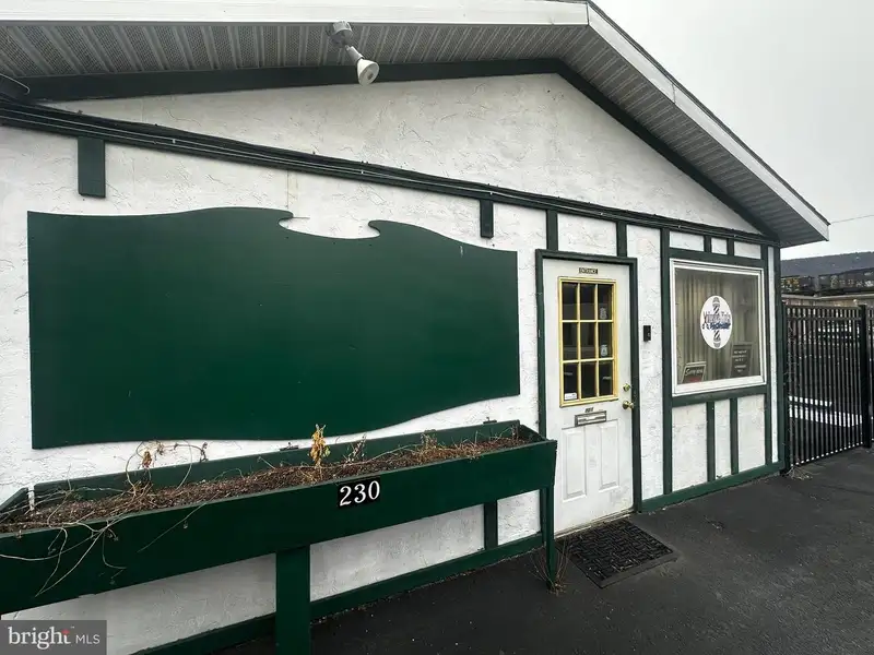 Single-story Commercial Building with Parking and Fenced Lot in Prime Location