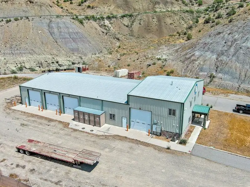 Well-maintained Commercial Property with Global Tenant and 6.8% Cap Rate on 5.71 Acres