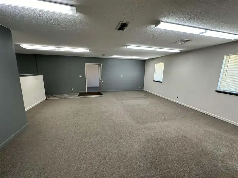 Flexible Office Suites Available for Lease with Customizable Options in Prime Location