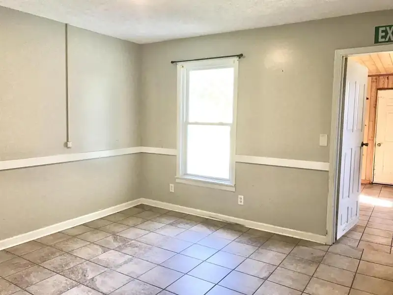 15-bedroom Building with 6.5 Baths Near Huntingdon and Jackson, Potential for Re-zoning