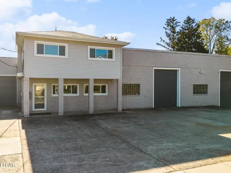 8,000+ Sq Ft Versatile Building in Central Wyoming Near Wyoming Ave