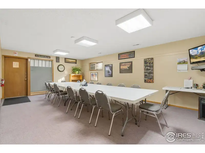 Free Standing Building for Sale with Parking and High Exposure on Eisenhower Blvd