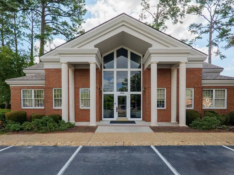 Executive Office Building in Loch Winn Business Park, Valdosta - Renovated with Ample Space