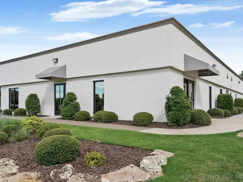 Commercial Office Building for Sale or Lease in Broken Arrow Business Corridor
