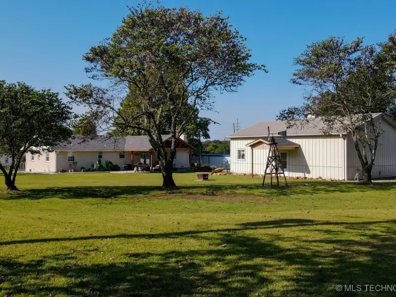 Commercial Property with House and Shops on 2 Acres in Coweta Near Casino