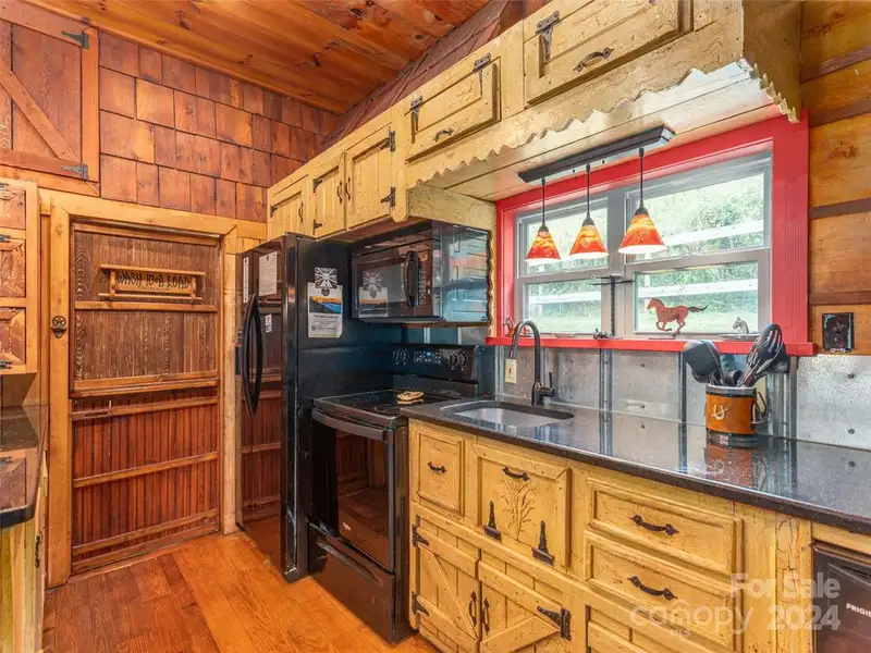 Charming Cottage and Barn on Expansive Mountain Retreat with Outdoor Amenities