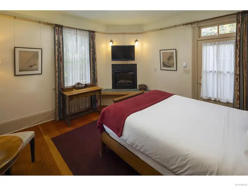Turnkey Victorian Guest House in Songhees - 5 Suites, Steps from Seawall