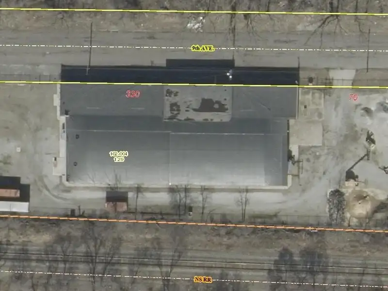 Industrial Space for Rent with Yard Access in Prime Location, 8000 Sf