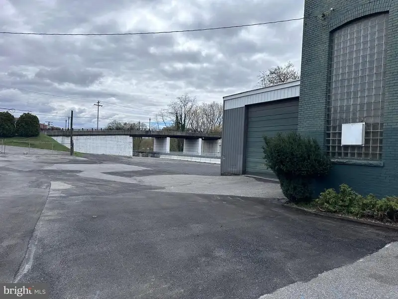 Industrial Building with 6 Bay Truck Repair Facility on 1.47 Acres Near Downtown