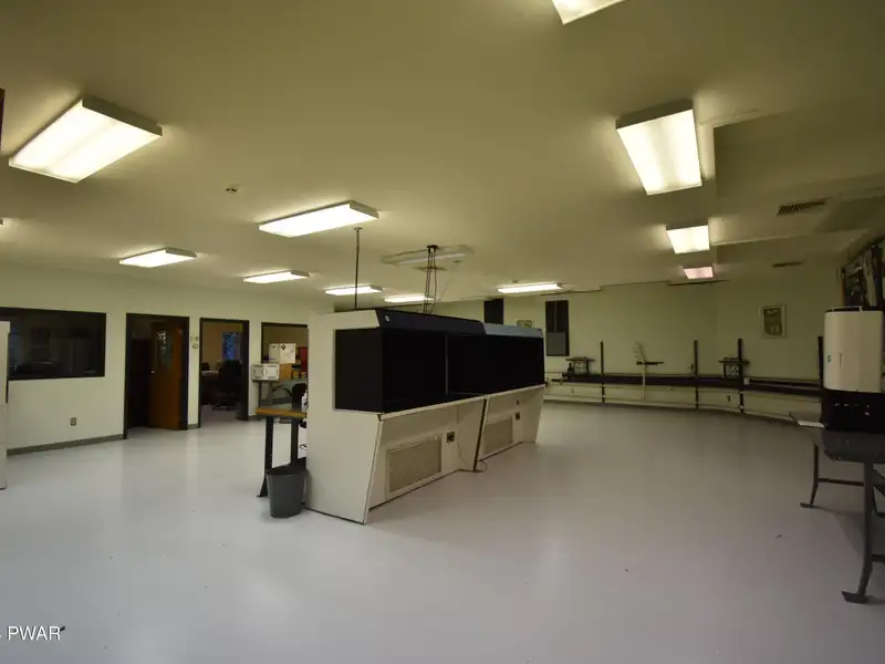 3000 Sq Ft Commercial Building for Lease Near Town with Flexible Space Options