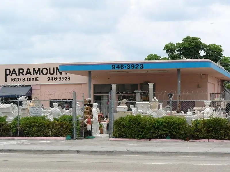Lease Opportunity: 2,163 Sf Building in Prime Commercial Heavy Business District