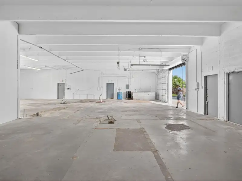 Versatile 2,700 Sf Flex/industrial Condo Units in Jupiter's Industrial Corridor