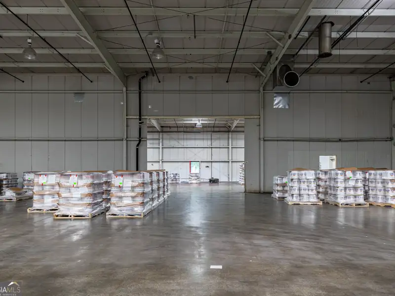 Industrial Warehouse with Food Quality Standards and Office Space in Prime Location