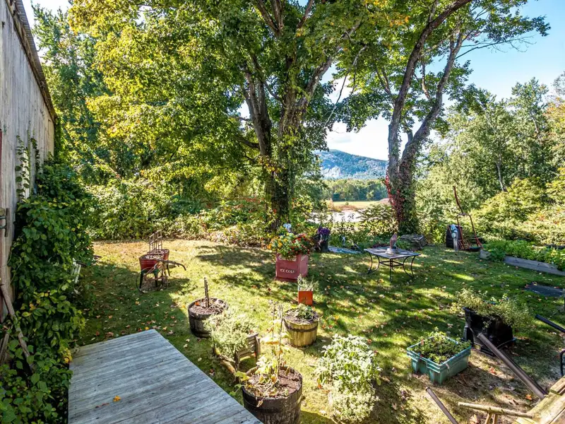 Irish Pub and Restaurant with Mountain Views on 1.64 Acres in North Conway