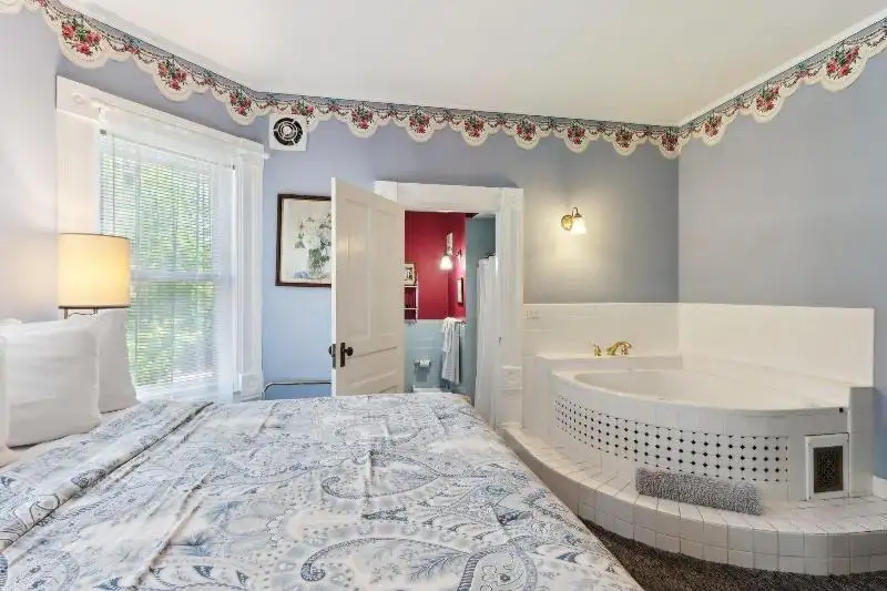 Historic Inn with Guest Suites and Motel Units in Wisconsin Dells