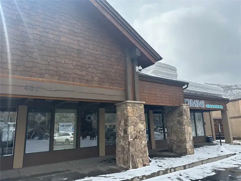 Retail Unit for Lease in High-traffic Business Center with Ample Parking