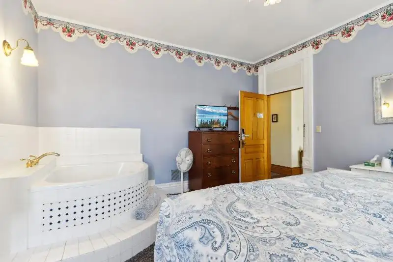 Historic Inn with Guest Suites and Motel Units in Wisconsin Dells