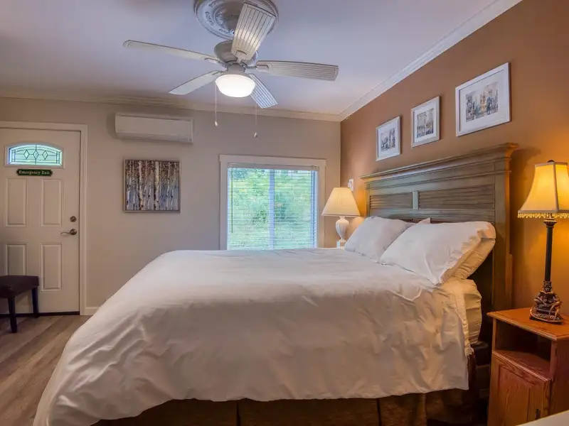 Fully Renovated Inn with 13 Guest Rooms on 5.52 Acres in White Mountains, Nh