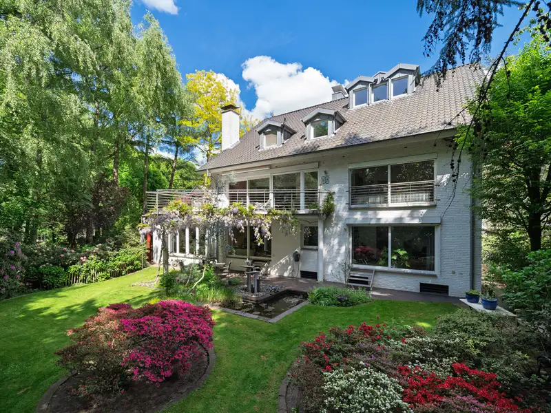 Residential and Commercial Building Investment Near Stadtpark with 460 M² Rentable Area