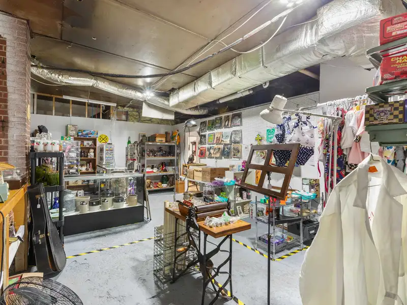 Mixed-use Property in Elkton: Antique Store with 3-bedroom Apartment and Ample Parking