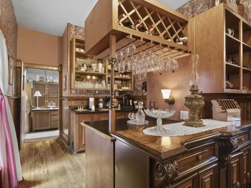 Historic Downtown Pittsburg Bed and Breakfast with 6 Ensuites and Unique Train Car Suite