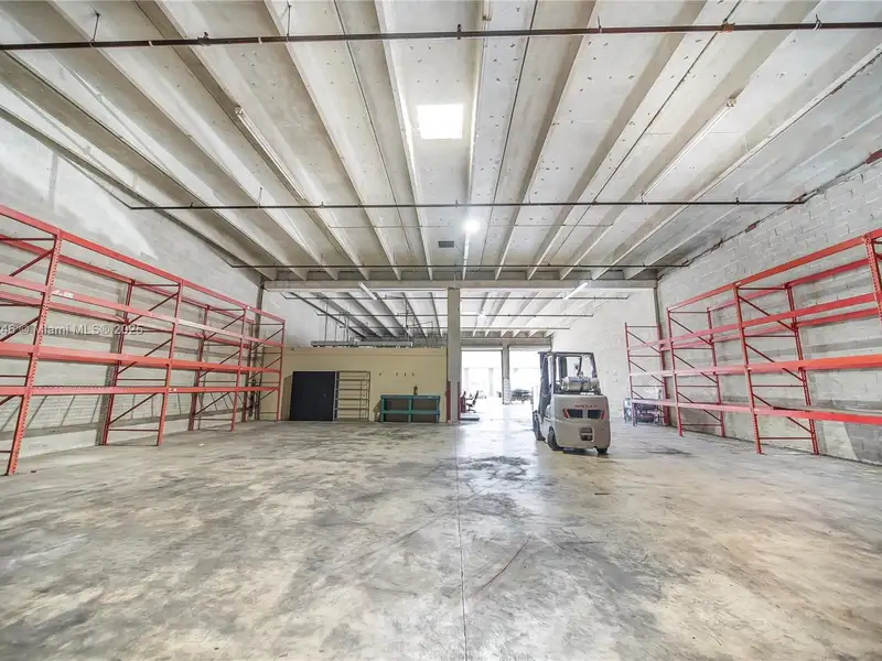 Commercial Property in Doral - Prime Location Near Miami International Airport and Amenities
