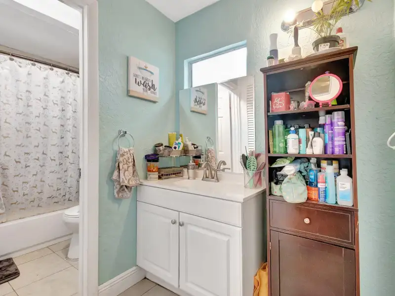 Well-maintained 6-unit Multifamily Property in South Florida with Value-add Potential