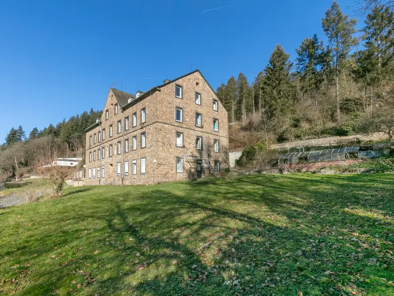 Spacious Commercial Property with Multiple Buildings on 26,913 M² in Prime Location