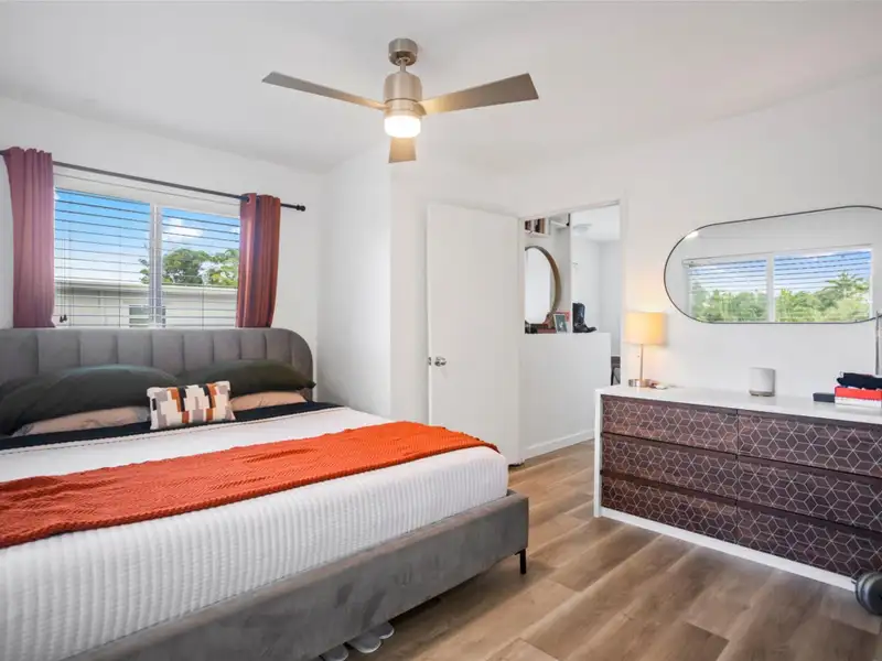 Multi-unit Garden Retreat in Oakland Park with Pool and Upgraded Apartments