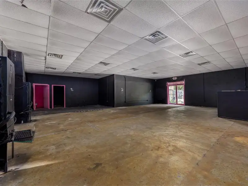 Versatile Commercial Building for Retail or Service Use in High-traffic Location