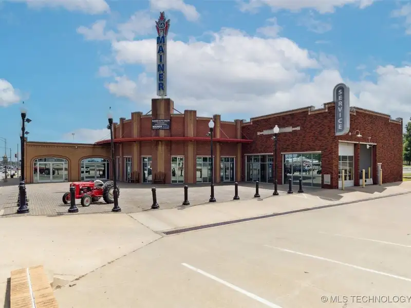 Historic Multi-use Building on Main Street, Bristol - Route 66 Landmark with Renovations